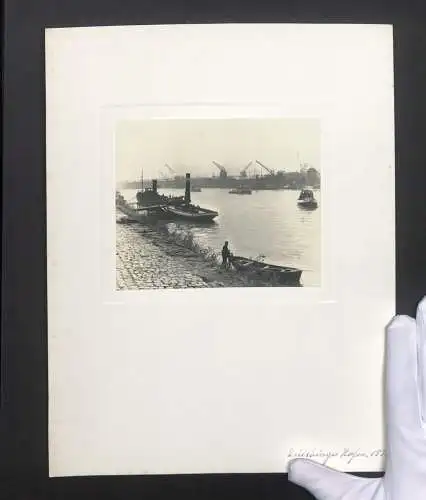 Fotografie unbekannter Fotograf, Ansicht Duisburg, Duisburger Hafen mit Schleppschiffen, 1938