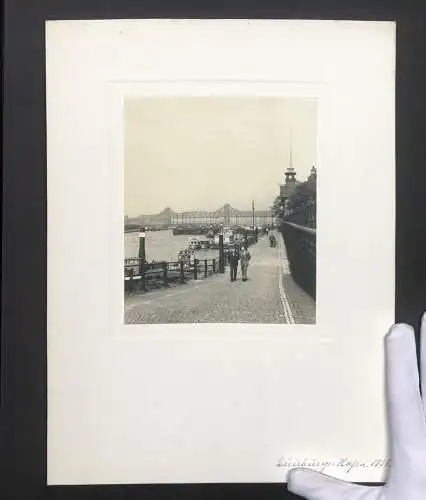 Fotografie unbekannter Fotograf, Ansicht Duisburg, Promenade am Hafen mit Blick zur Rheinbrücke, 1938