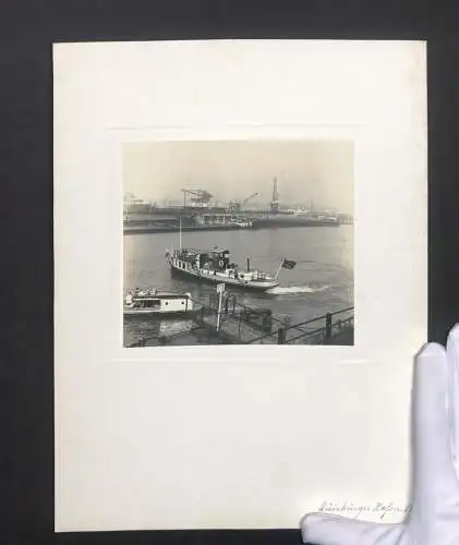 Fotografie unbekannter Fotograf, Ansicht Duisburg, Hafendampfer im Duisburger Hafen mit , 1938