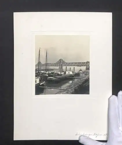 Fotografie unbekannter Fotograf, Ansicht Duisburg, Frachtschiffe liegen im Duisburger Hafen vor Ankger, 1938