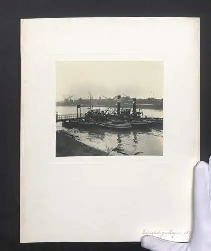 Fotografie unbekannter Fotograf, Ansicht Duisburg, Schleppschiffe / Dampfer im Duisburger Hafen 1938