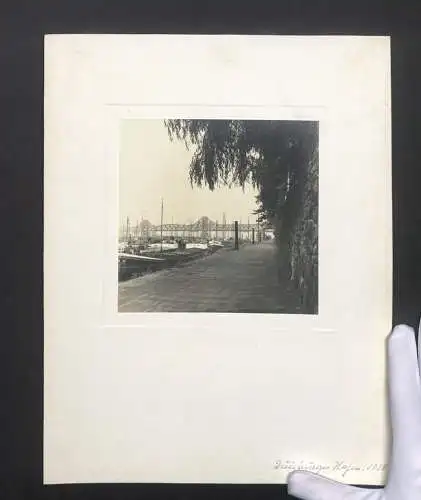 Fotografie unbekannter Fotograf, Ansicht Duisburg, Strasse am Duisburger Hafen mit Frachtkähnen, Rheinbrücke 1938