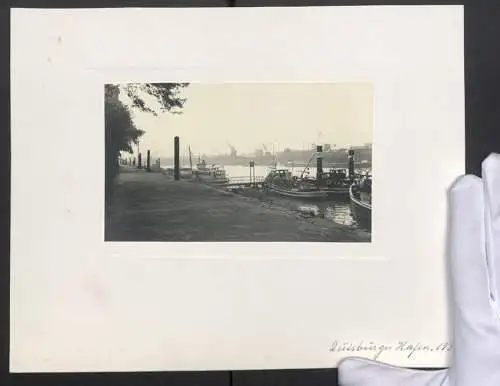 Fotografie unbekannter Fotograf, Ansicht Duisburg, Schleppschiffe und Ausflugsdampfer im Duisburger Hafen, 1938