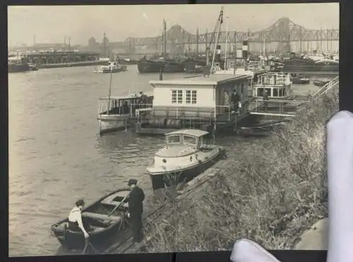Fotografie unbekannter Fotograf, Ansicht Duisburg-Ruhrort, Anlegestelle der Ausflugsdampfer vor der Rheinbrücke