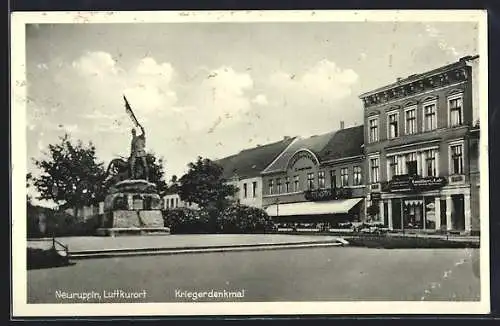 AK Neuruppin, Strassenpartie mit Konditorei-Cafe und Kriegerdenkmal