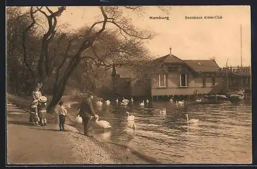 AK Hamburg-Rotherbaum, Bootshaus Alster-Club, Familie am Ufer mit Schwänen