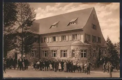 AK Ehrenfriedersdorf, Greifensteinberghaus mit Passanten