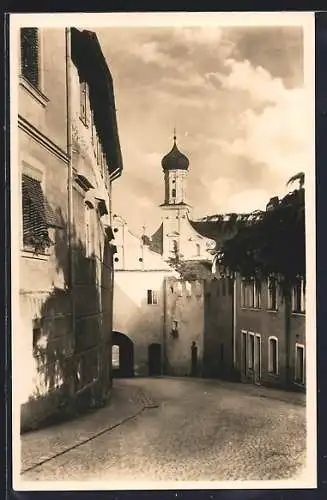 AK Neuburg / Donau, Strasse zur Kirche