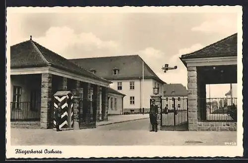 AK Oschatz, Kaserne Fliegerhorst, Wachen vor dem Eingang