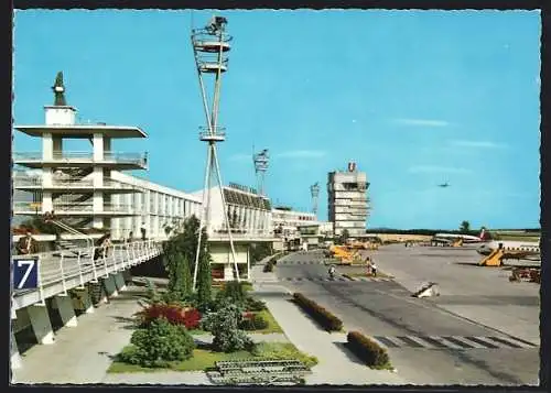 AK Wien, Flughafen Schwechat mit Flugzeugen