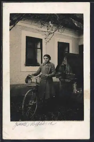 Foto-AK Frau mit einem Fahrrad