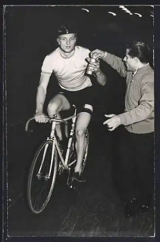 Foto-AK Radrennfahrer bekommt eine Trinkflasche, Radsport