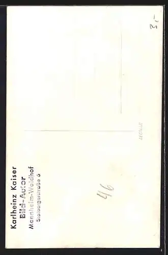 Foto-AK Radrennfahrer bekommt eine Trinkflasche, Radsport