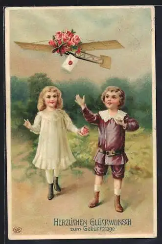 AK Herzlichen Glückwunsch zum Geburtstage, Junge und Mädchen mit Blumen und Brief geschmückten Flugzeug