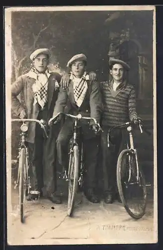 Foto-AK Junge Männer mit ihren Fahrrädern, Fahrrad