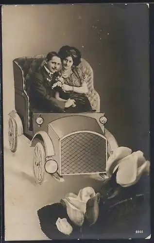 AK Liebespaar in einem Auto