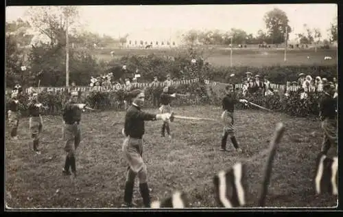 Foto-AK Männer üben fechten mit Zuschauern