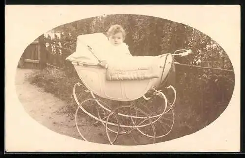 AK Baby in Kinderwagen in ovalem Passepartout