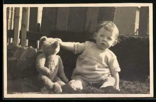 Foto-AK Kleinkind mit Teddy-Bär
