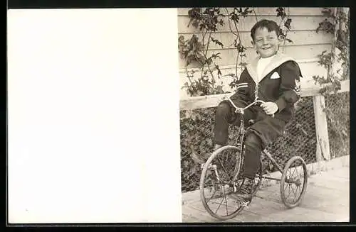 Foto-AK Junge in Matrosenkleidung auf einem Fahrrad