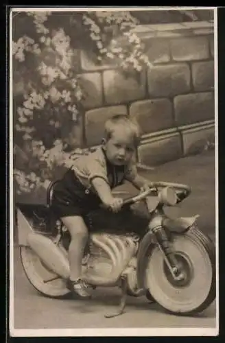 Foto-AK Junge auf kleinem Motorrad im Studio