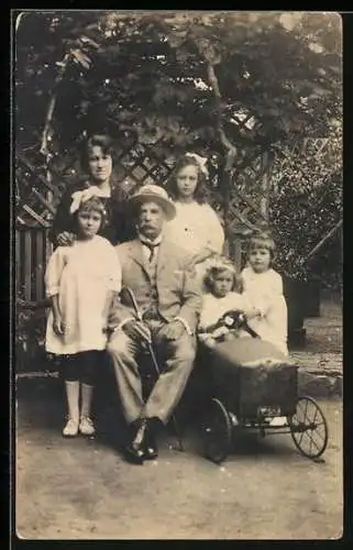 Foto-AK Familienfoto mit Spielzeug-Auto