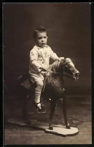 Foto-AK Adriaan Wilhelm von Duuren auf einem Spielzeugpferd