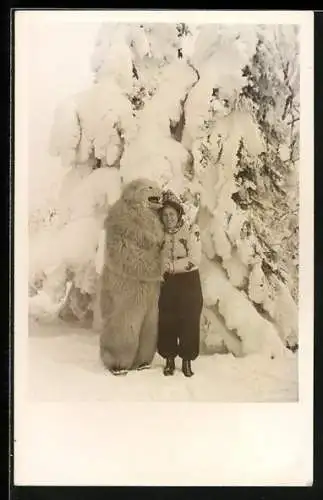 Foto-AK Frau mit Person in Bären-Kostüm vor einer Tanne im Schnee