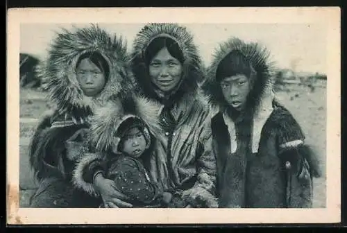 AK Alaska, Le Sourire chez les Esquimaux du Détroit de Behring, Eskimomutter mit Kindern