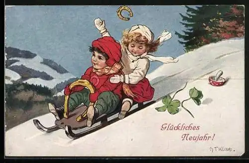 Künstler-AK Maxim Trübe: Zwei Kinder auf einem Schlitten mit Hufeisen, Fliegenpilz und Klee, Glückliches Neujahr