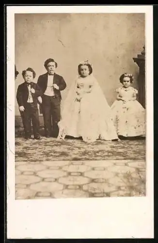 Foto-AK Zwei Brautpaare in Hochzeitskleidung