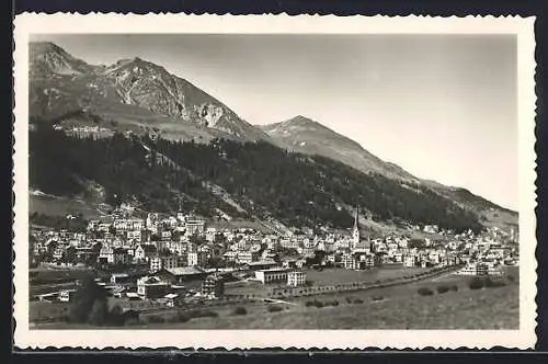 AK Davos, Ortspanorama mit Wald und Bergspitzen