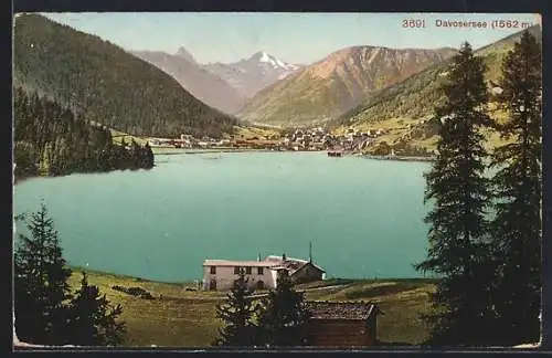 AK Davos, Davosersee mit Ortschaft und Bergpanorama