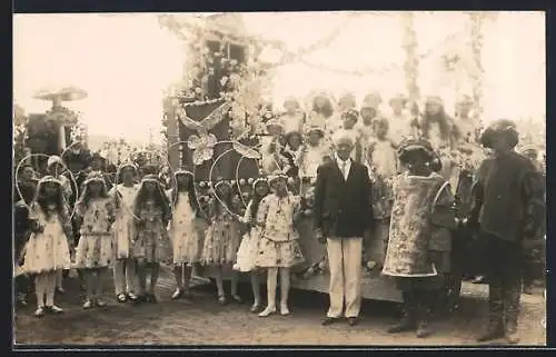 Foto-AK Thun, Mit Blumen geschmückte Mädchen und Besucher eines Blumenfestes