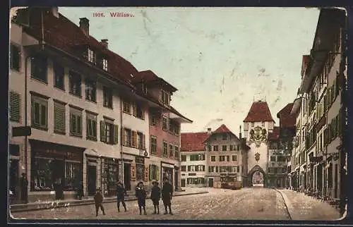AK Willisau, Strassenpartie mit posierenden Buben