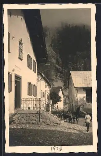 AK Sils-Baselgia im Engadin, Dorfstrasse mit einer Herde Ziegen
