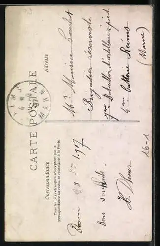 AK Baby in einem Sack an einem Zaun