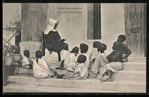 AK Missionsschwester mit Schulmädchen