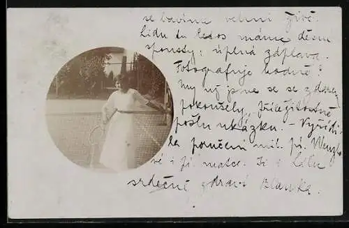 Foto-AK Frau mit Tennis-Schläger