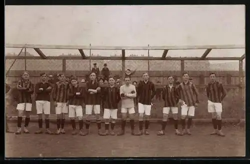 Foto-AK Fussball-Mannschaft in gestreiften Trikots