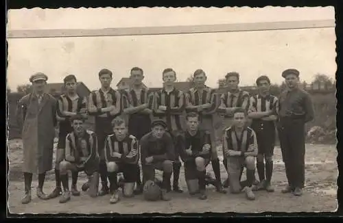 Foto-AK Fussball-Mannschaft in gestreiften Trikots