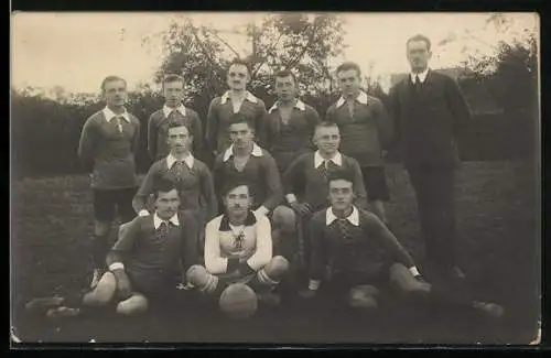 Foto-AK Fussball-Mannschaft in dunklen Trikots
