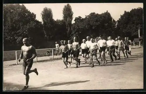 Foto-AK Männer mit nacktem Oberkörper laufen