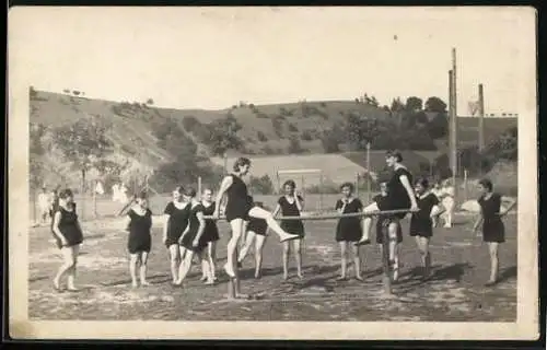 Foto-AK Turnerinnen am Barren