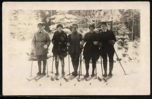 Foto-AK Ski-Fahrer im Schnee
