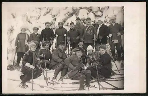 Foto-AK Ski-Fahrer im Schnee
