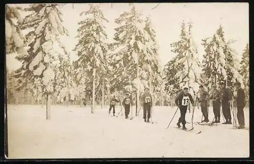 Foto-AK Ski-Langläufer bei einem Rennen