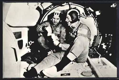 AK Kosmonaut Kubasow und Astronaut Slayton in einer Raumkapsel, Raumfahrt