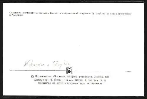 AK Kosmonaut Kubasow und Astronaut Slayton in einer Raumkapsel, Raumfahrt