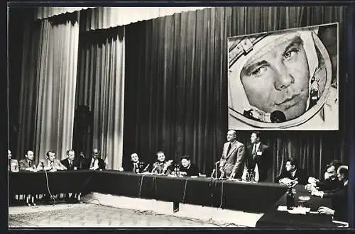 AK Pressekonferenz, Portrait von Yuri Gagarin, Raumfahrt
